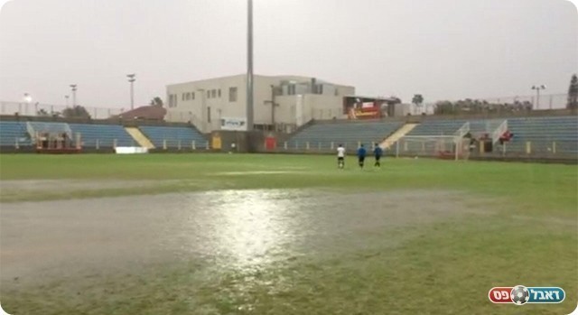 המגרש בהרצליה. בלתי אפשרי לשחק כדורגל